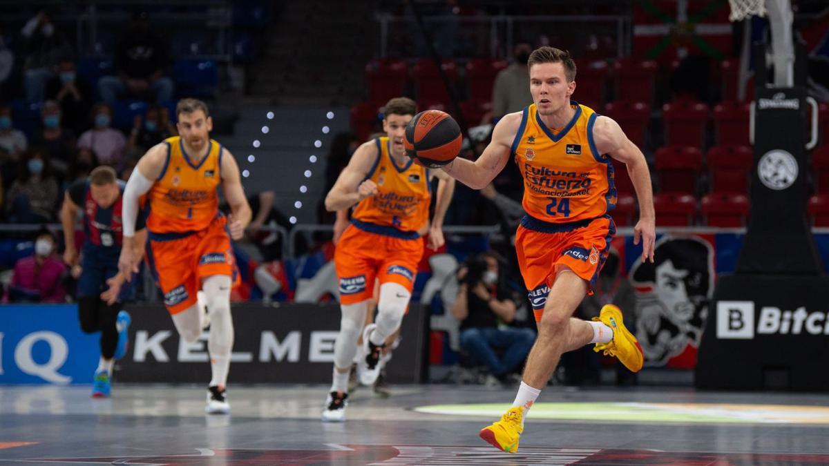 Hermannsson, López-Arostegui y Víctor Claver, en el último partido del Valencia Basket en Vitoria. | ACB PHOTO A. BOUZO