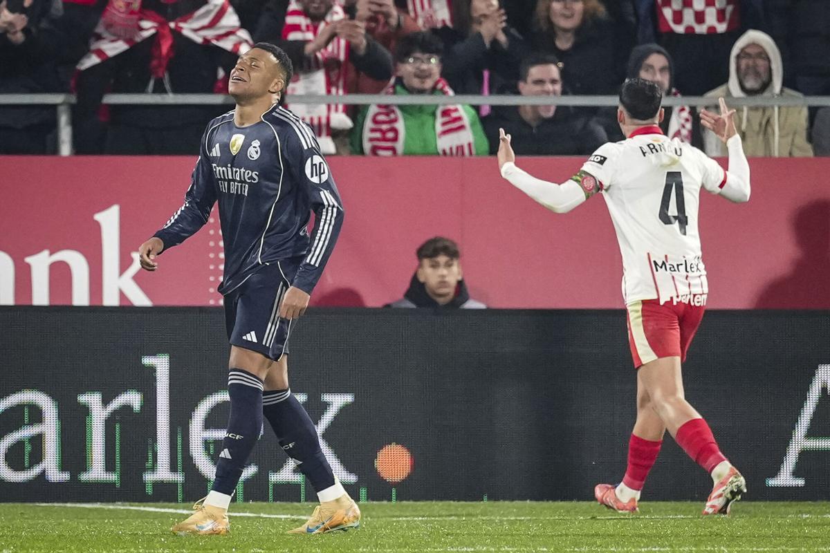 GIRONA, 30/11/2025.- El delantero francés del Real Madrid, Kylian Mbappé, se lamenta de una ocasión fallada durante el encuentro correspondiente a la jornada 14 de Laliga EA Sports que han disputado hoy domingo Girona y Real Madrid en el estadio Montilivi, en Girona. EFE / David Borrat
