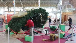 El viento derriba el árbol de Navidad del Mercado de Colón