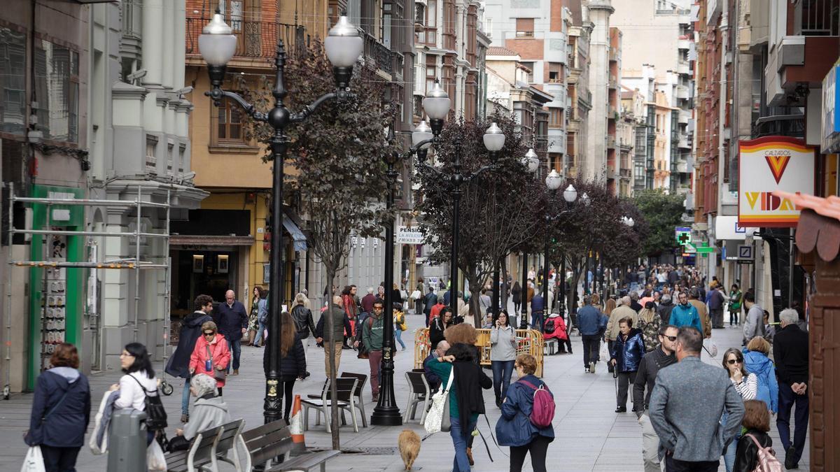 Compras por Gijón en una imagen de archivo