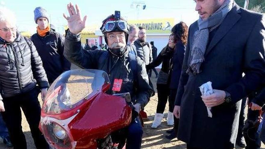 Óscar Puente observa la moto de un aficionado.