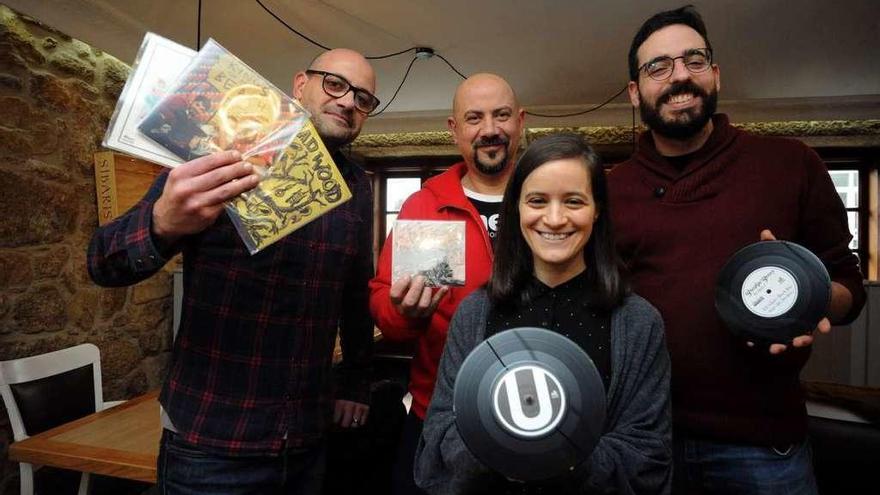La familia de Ulomanía, con algunos de los discos ya publicados en la plataforma de autoedición. // Iñaki Abella