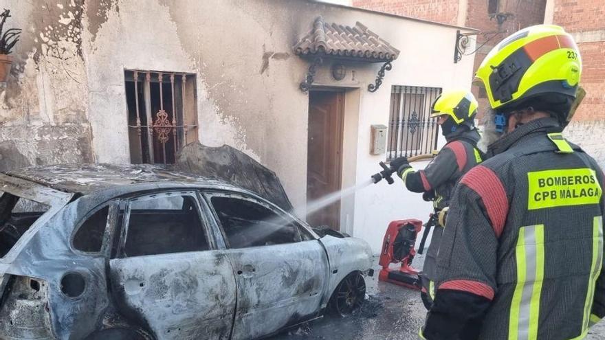 El incendio de un vehículo en Monda deja un mayor herido y dos viviendas afectadas