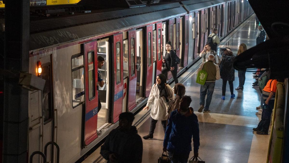 Usuarios del metro se ven afectados por el apagón