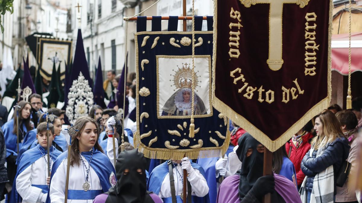 Última procesión del Santo Entierro de Cáceres, en el que están representadas todas las hermandades.