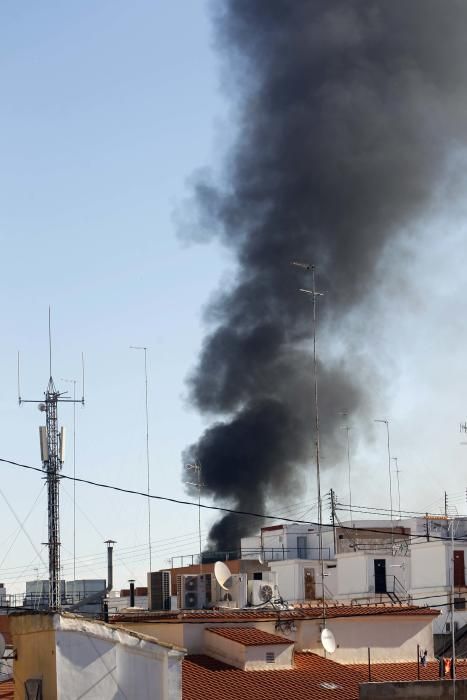 Columna de humo generada por el incendio de Valencia.