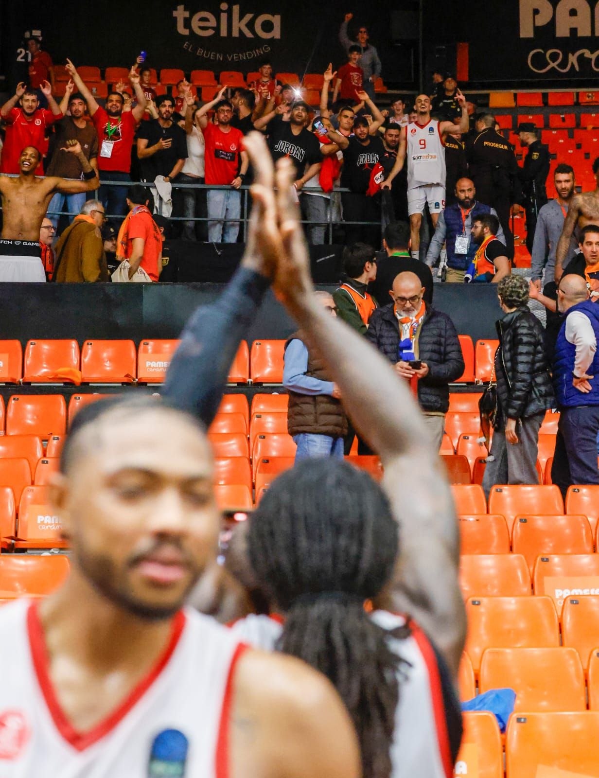 Incidentes en La Fonteta con los jugadores del Hapoel al final del partido