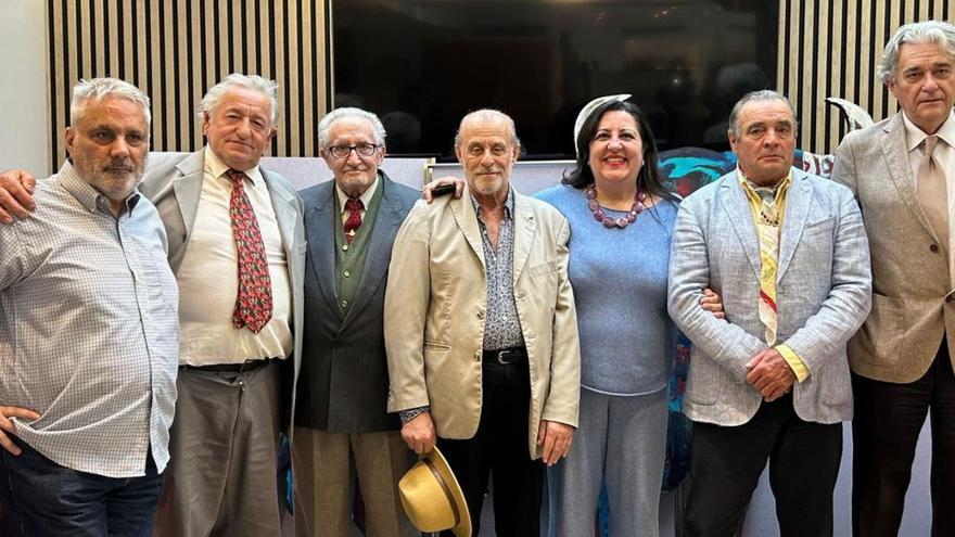 Los homenajeados con los miembros de la junta directiva de la Asociación.