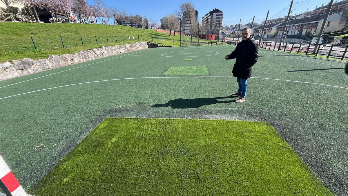 Iván Fernández, ante las partes de césped renovadas en la pista del parque Europa de Las Vegas.