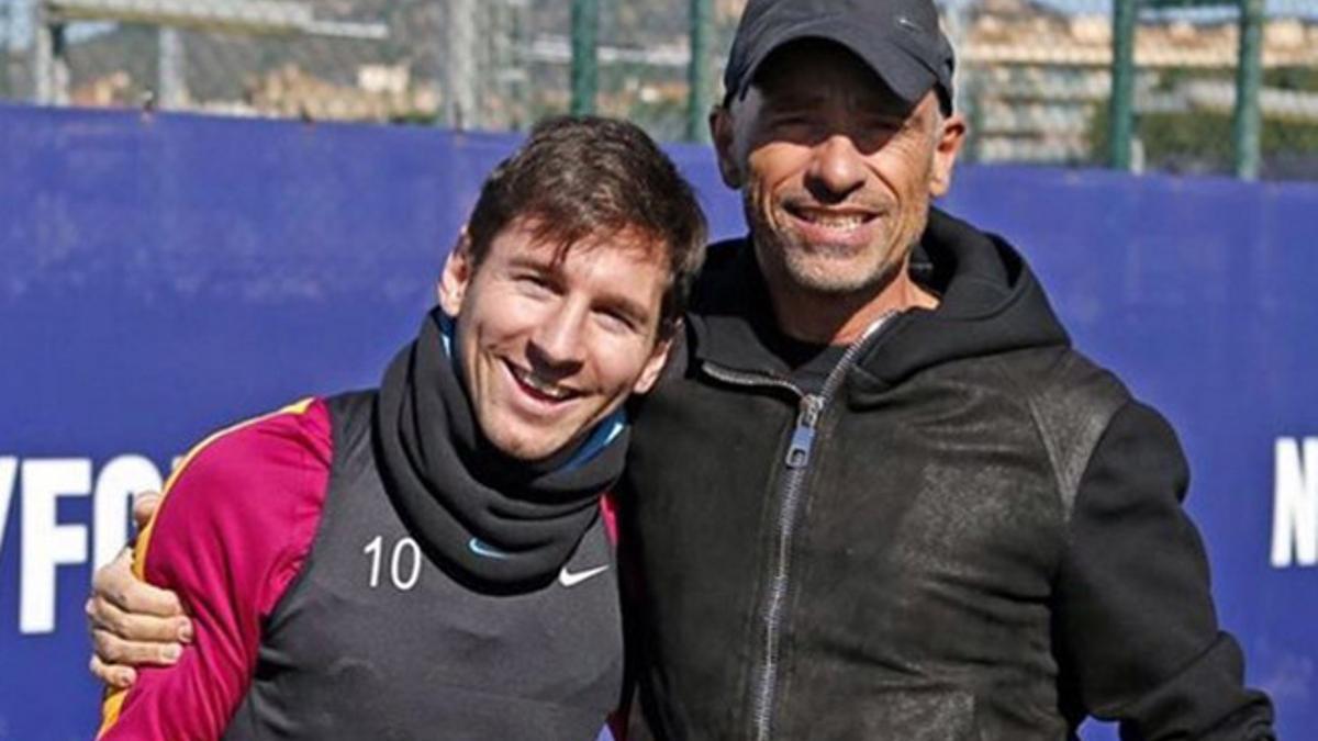 Messi y Eros Ramazzotti, este lunes antes del entrenamiento del FC Barcelona en la Ciutat Espotiva Joan Gamper