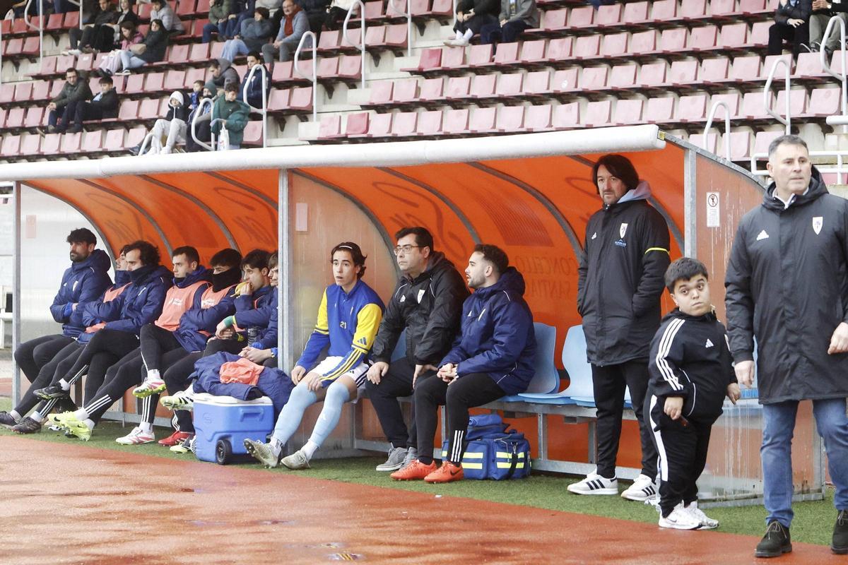Secho de pie en el banquillo del Compostela en San Lázaro en el encuentro disputado ante el Céltiga