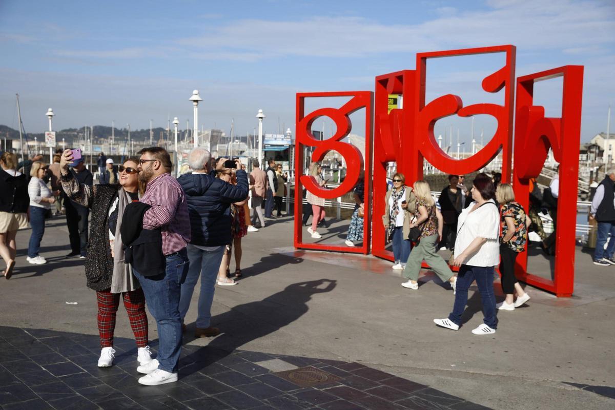 Turistas junto a las populares Letronas, de los Jardines de la Reina.