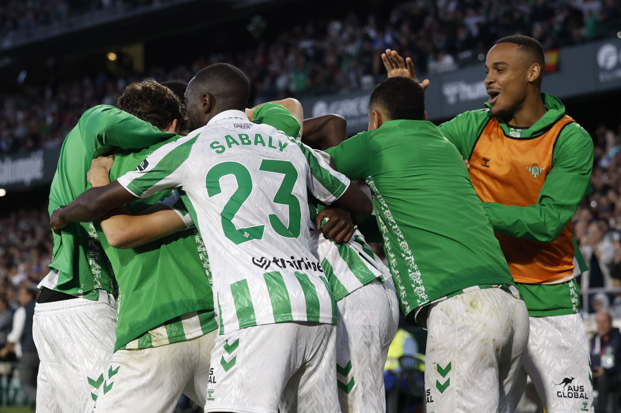SEVILLA, 07/12/2024.- El delantero español del Betis Assane Diao celebra con sus compañeros del banquillo tras marcar el 2-2 durante el partido de la jornada décimo sexta de LaLiga EA Sports que disputan este sábado Real Betis Balompié y FC Barcelona en el Estadio Benito Villamarín de Sevilla. EFE/ Julio Muñoz