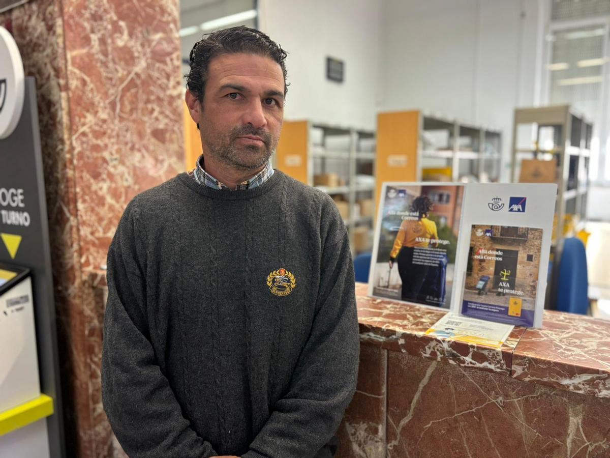 Alexander Bécquer, migrante, en la oficina de Correos del paseo de San Francisco de Badajoz.