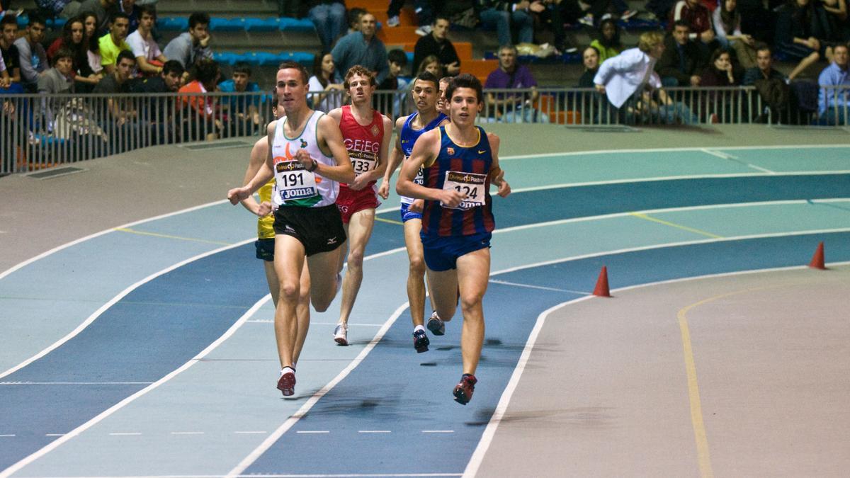 Corredores en un campeonato juvenil de atletismo celebrado en Zaragoza.