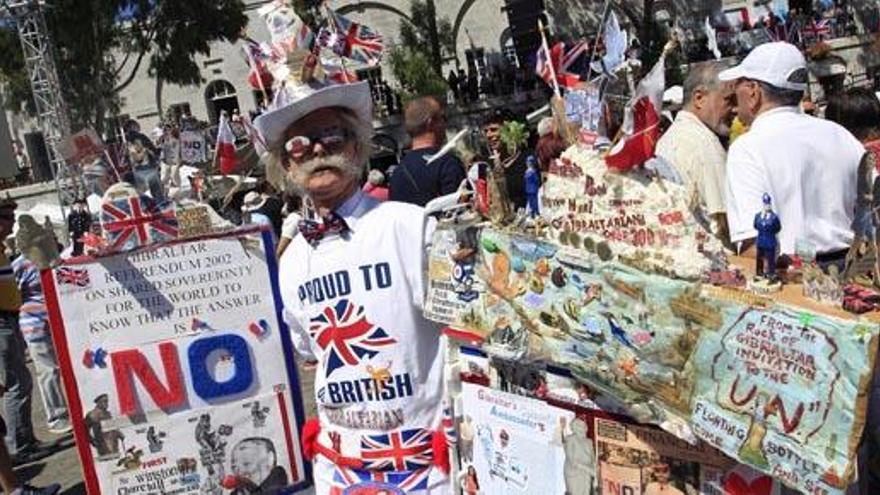 Un hombre disfrazado por el Brexit en Gibraltar.