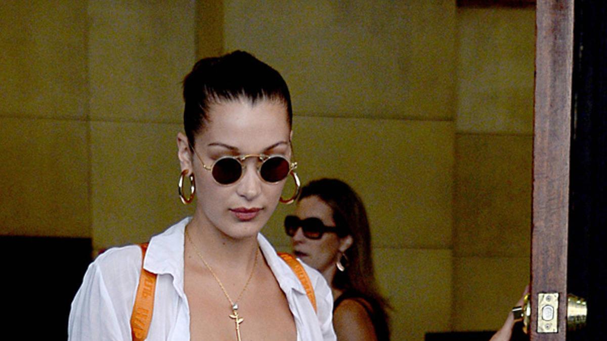 Bella Hadid reinventa la camisa blanca