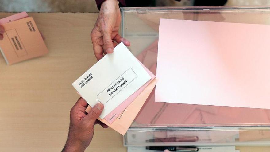 Una urna autonómica durante las votaciones del pasado domingo.