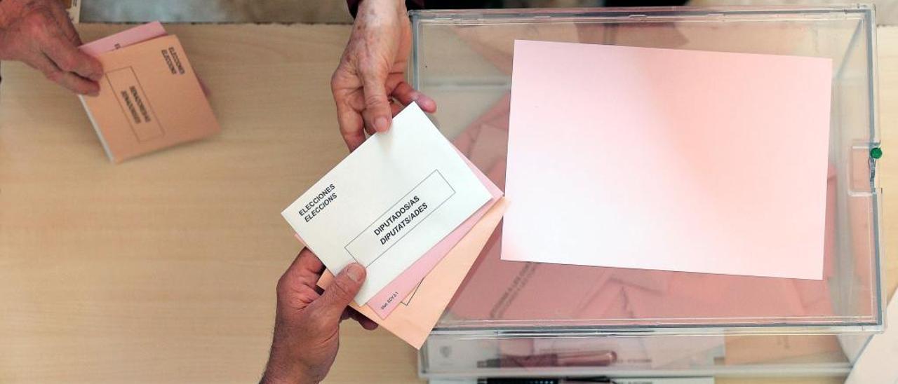 Una urna autonómica durante las votaciones del pasado domingo.