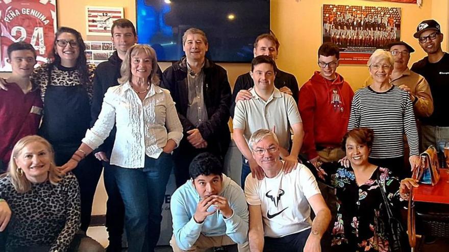 Integrantes de la peña, junto a varios jugadores del Sporting Genuine. | LNE