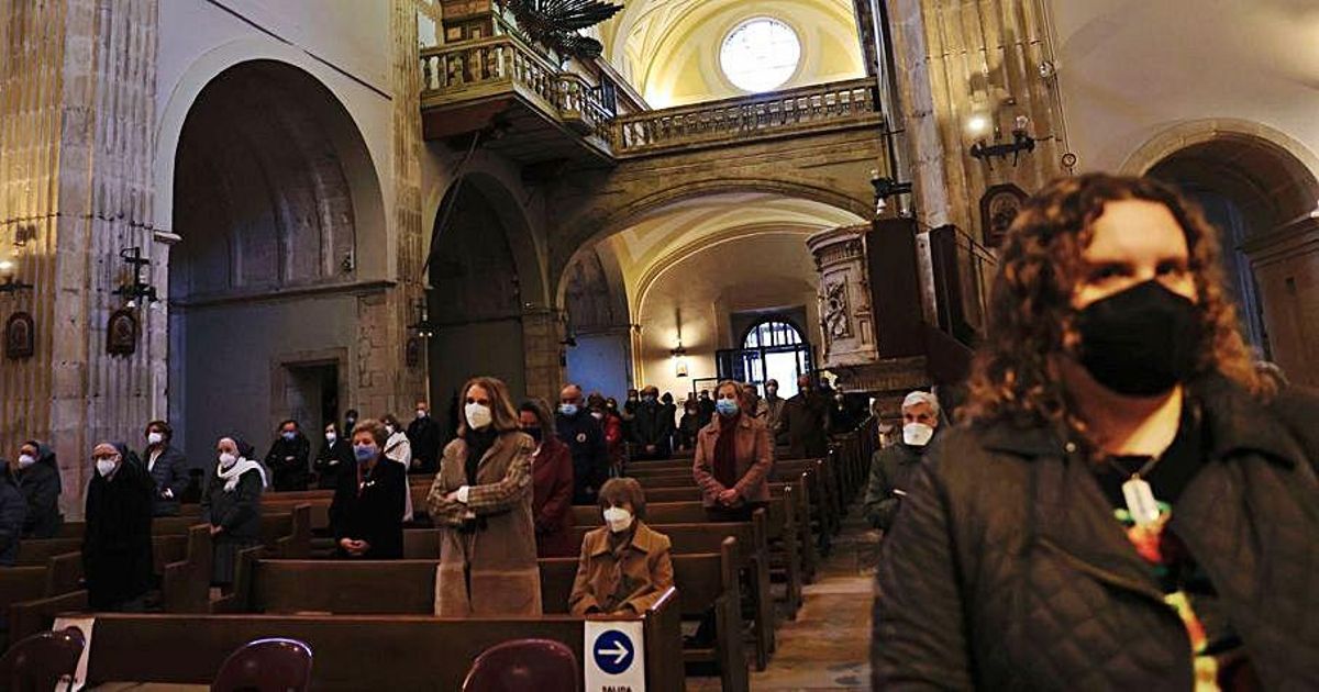 Asistentes a la vigilia pascual de la Real Cofradía del Silencio y la Santa Cruz, en Santa María la Real de la Corte, ayer. | Miki López