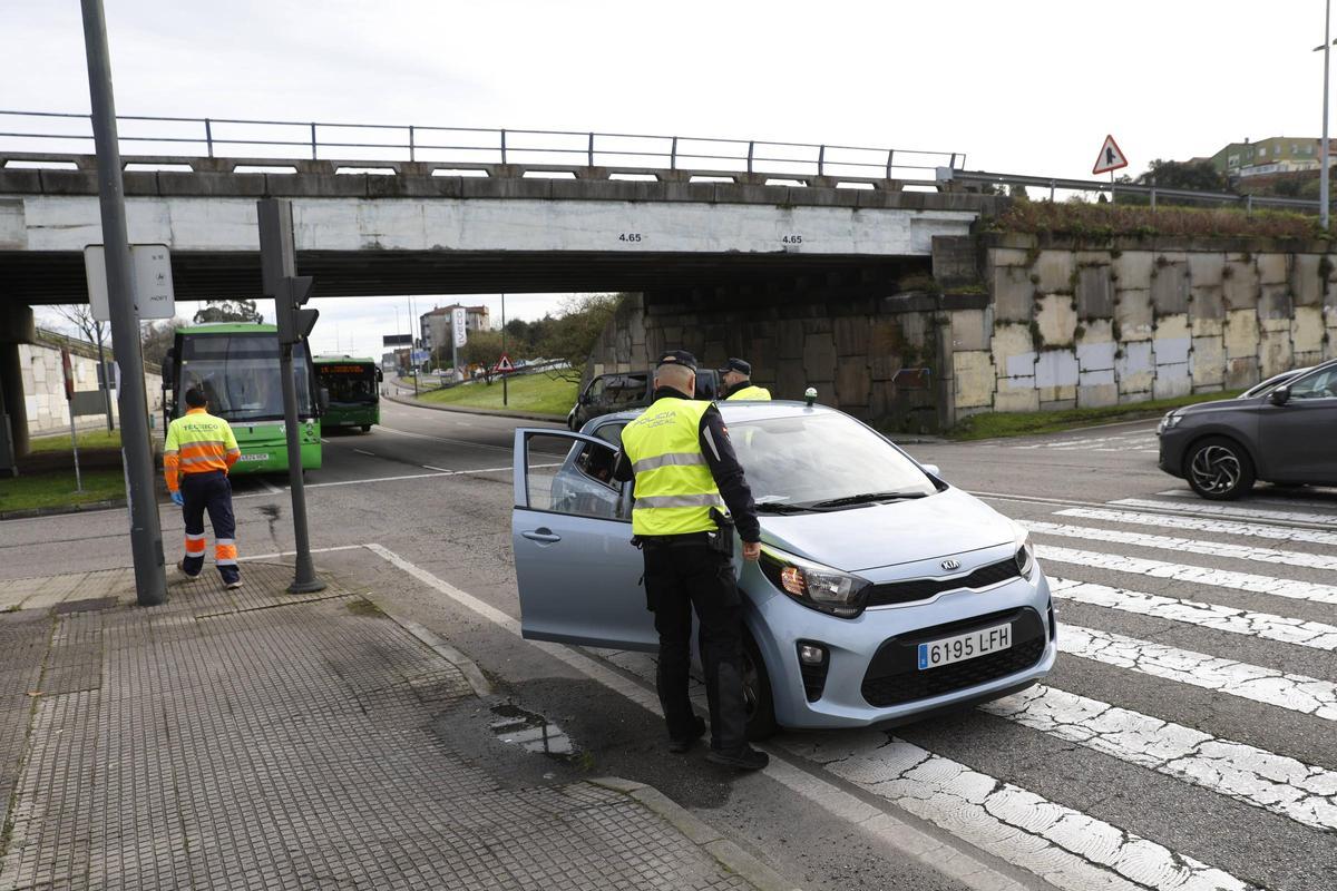 EN IMÁGENES: Impactante accidente entre un coche y un autobús en la entrada de Avilés