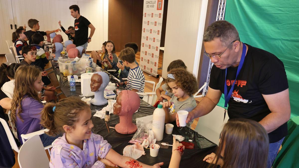Ricardo Spencer y los niños en su taller durante una edición de Pekefreak