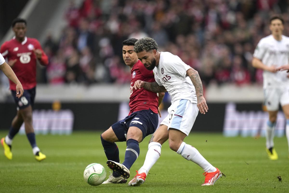 Douglas Luiz, en una acción del partido ante el Lille