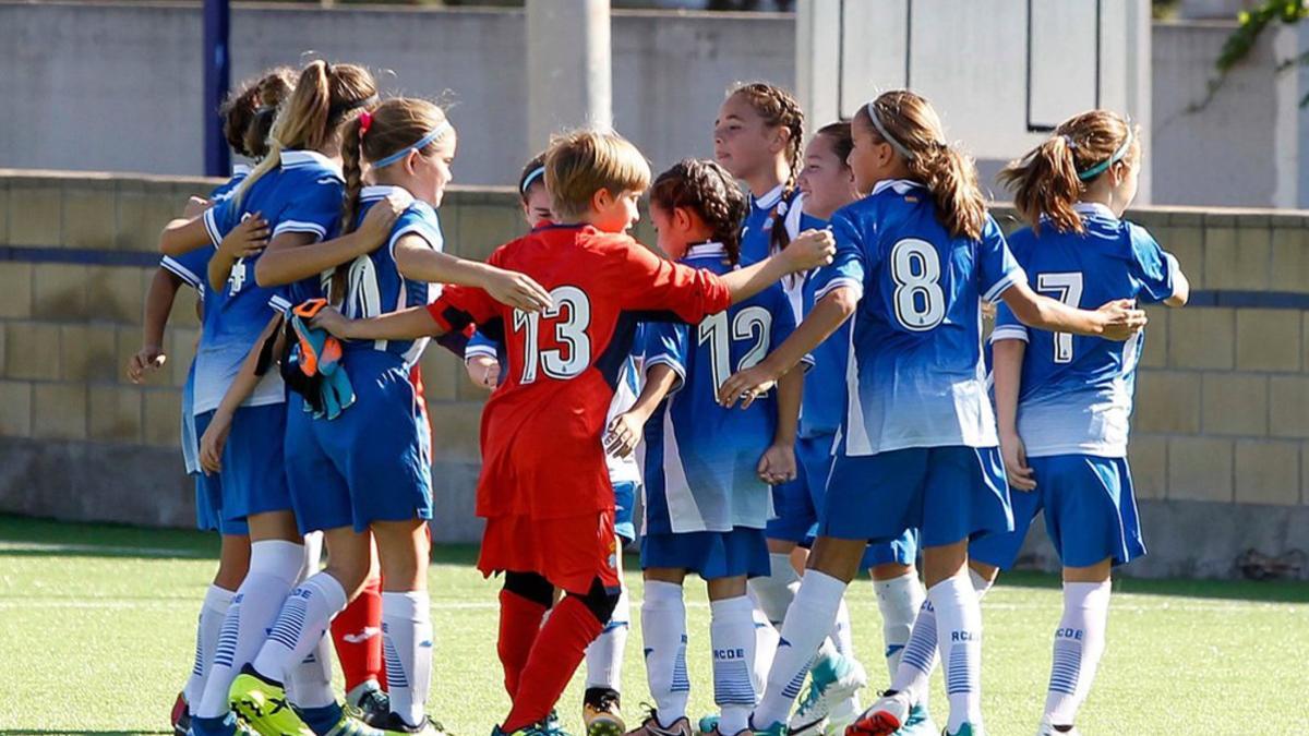 El equipo alevín femenino del Espanyol que juega en categoría masculina