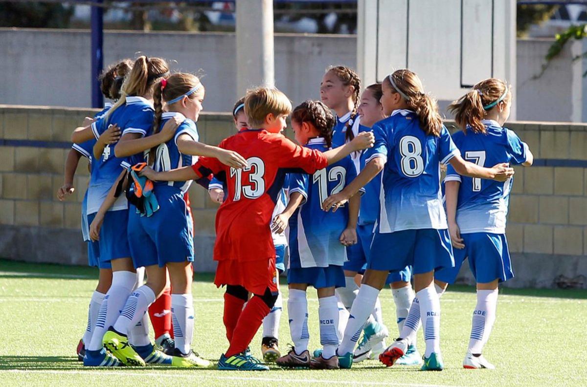 El equipo alevín femenino del Espanyol que juega en categoría masculina.
