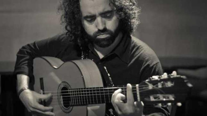 El guitarrista Paul Álvarez, durante una actuación. / iria lis
