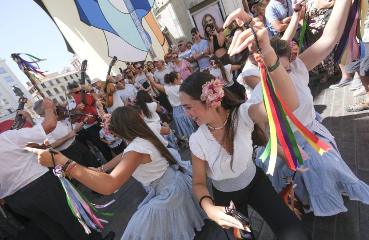 El Centro inaugura portada para entrar con buen pie en la fiesta