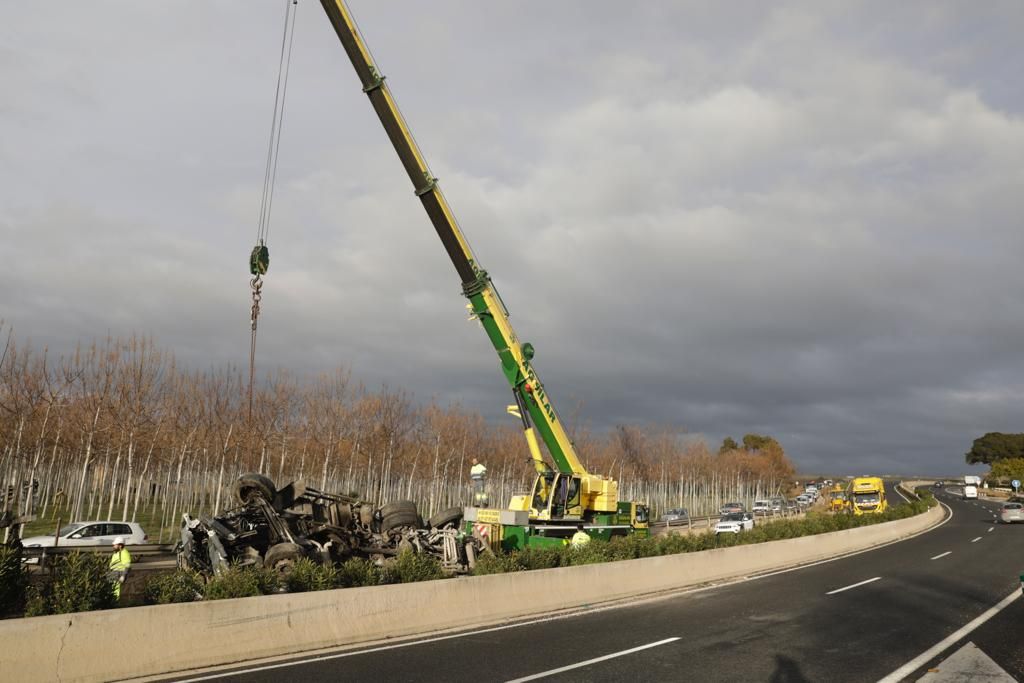 Un camión vuelca en la carretera de Manacor