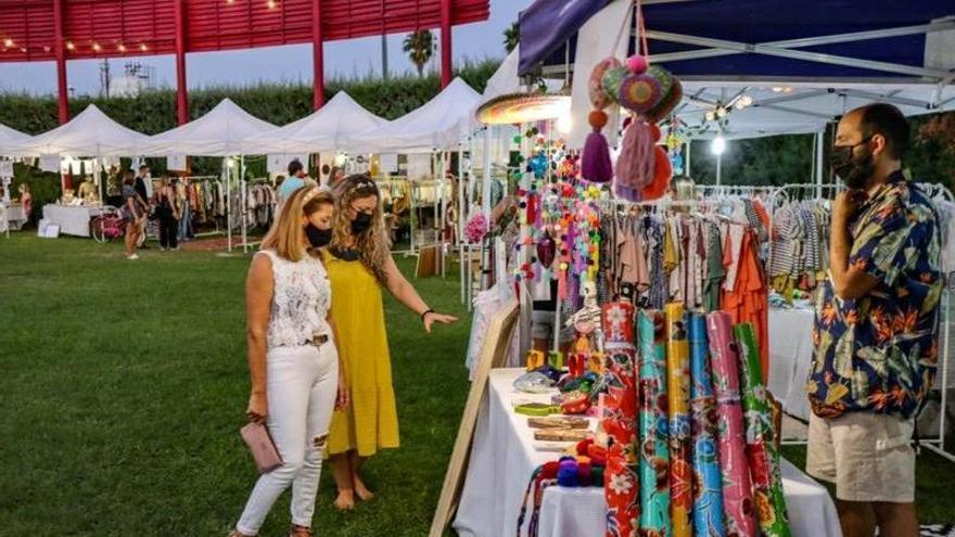 Dos mujeres observan los productos de una de las marcas que ha participado en esta cuarta edición.