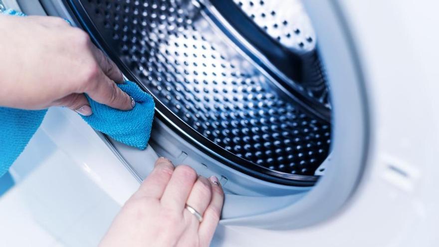 Cómo limpiar la goma de la lavadora que está negra: el truco definitivo para quitar el moho