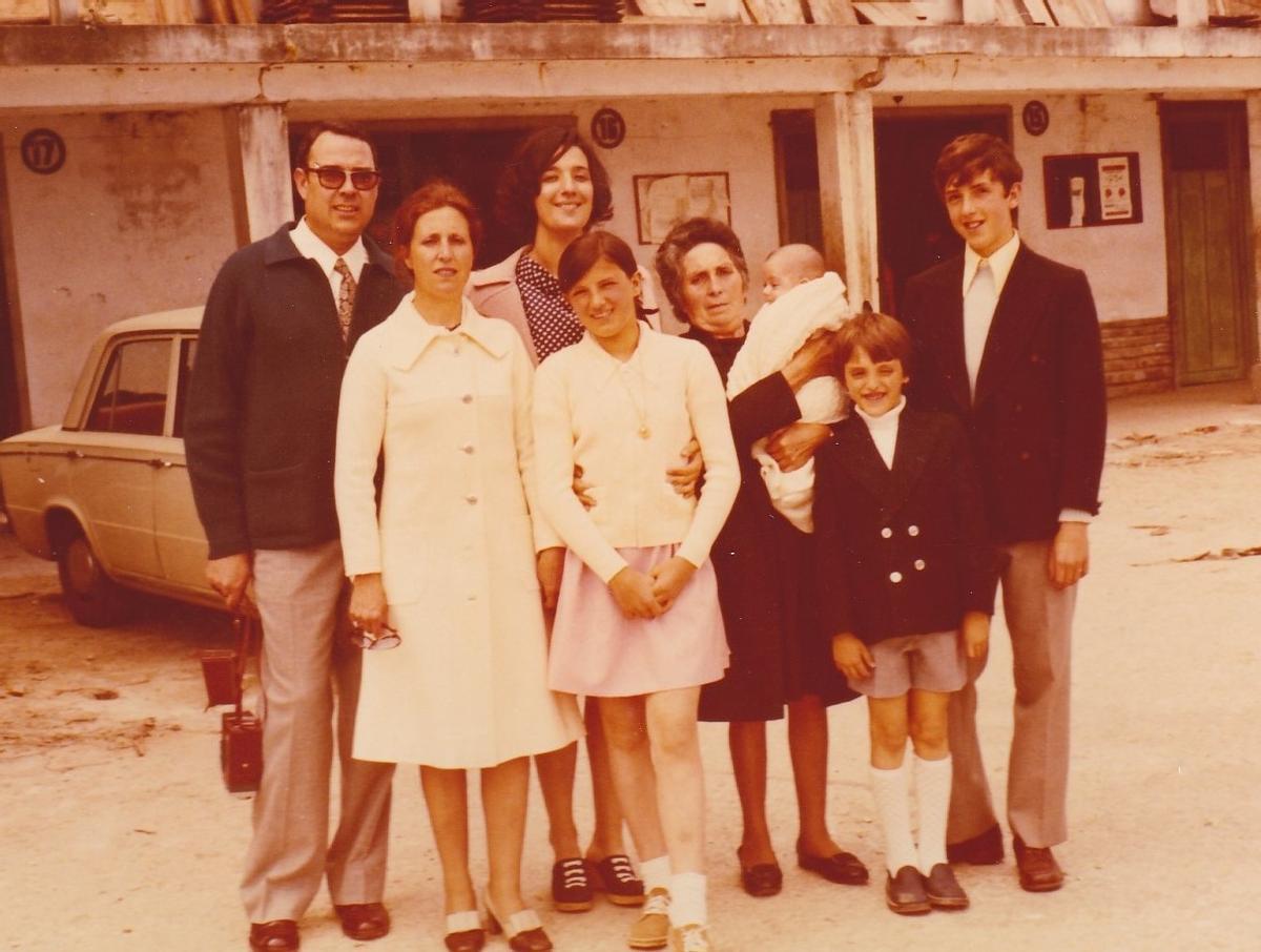 Rosario, en el centro, junto a su familia.