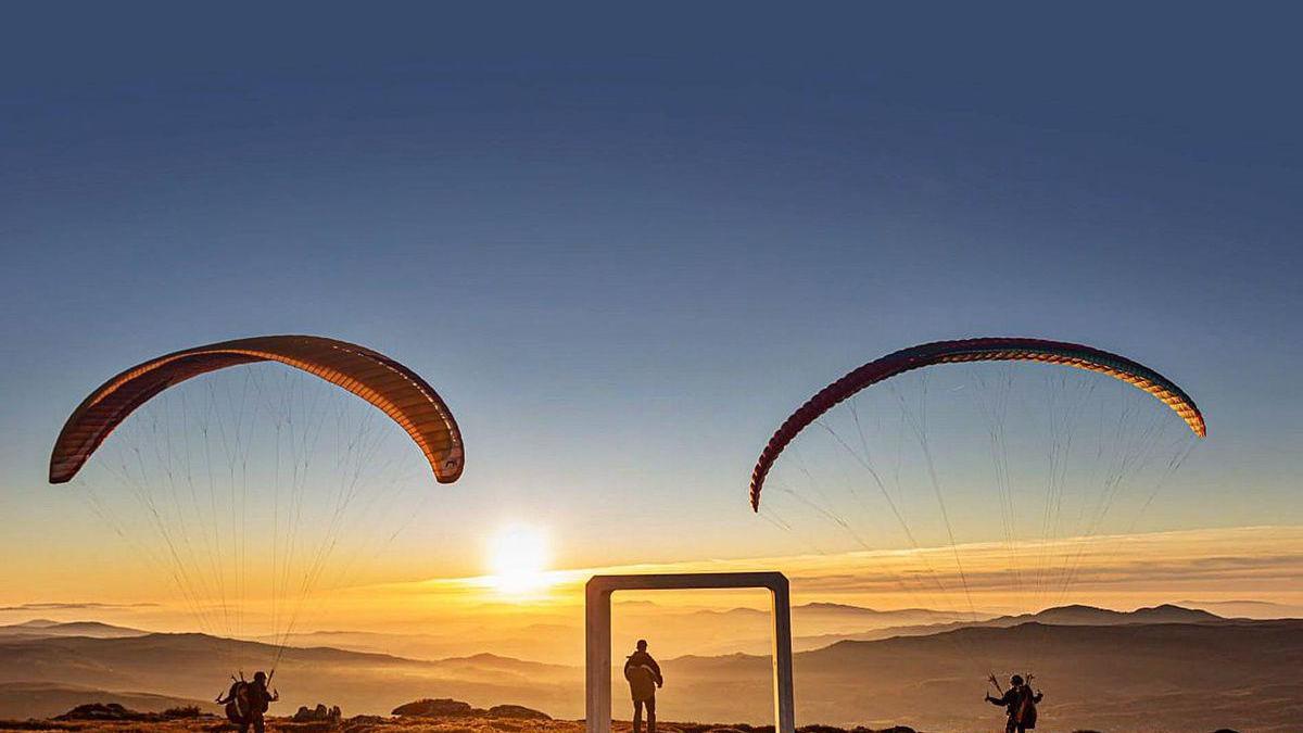 Parapente desde el monte Castelo do Faro, en Prado-Covelo.