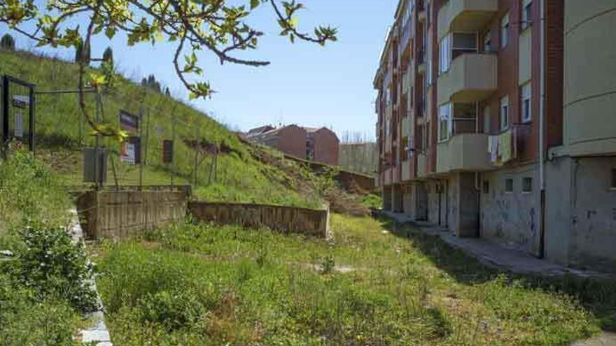 Imagen del deslizamiento junto a un edificio de viviendas.