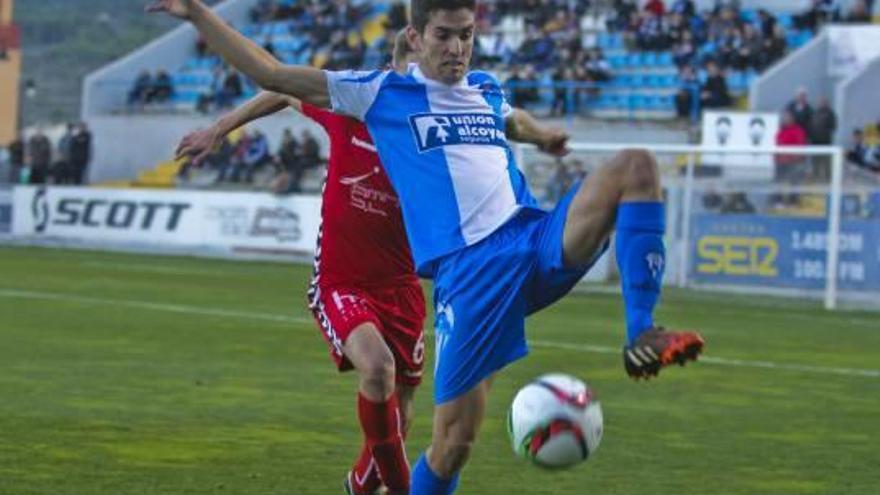 El extremo Alfaro trata de controlar el balón presionado por un jugador del Olímpic, ayer.