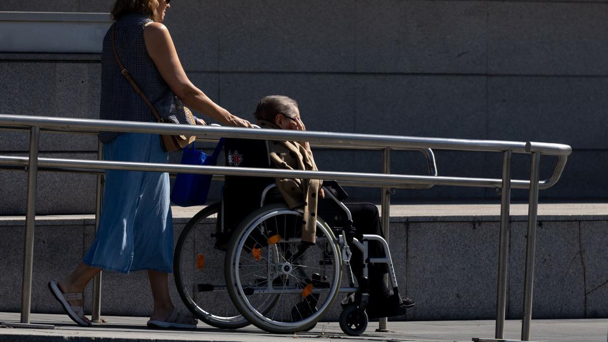 Una persona en silla de ruedas