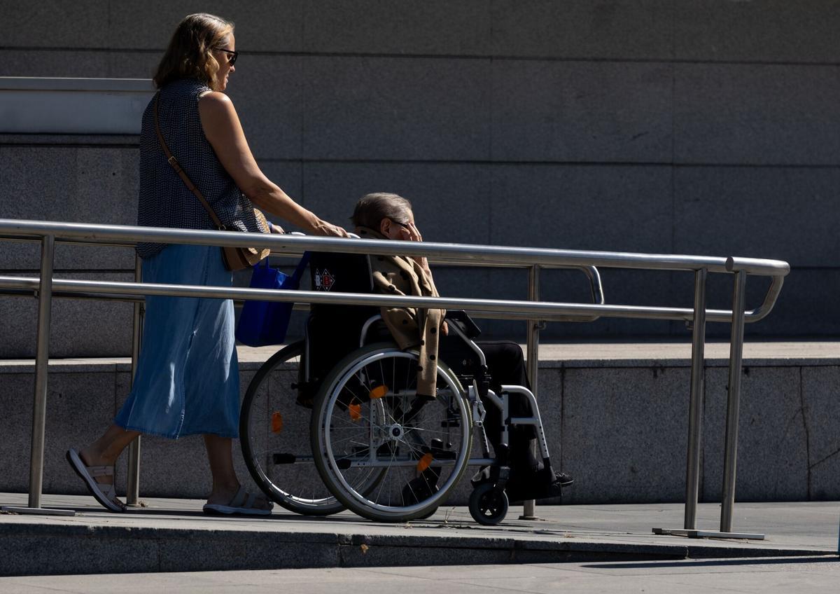 Una persona acompaña a un dependiente