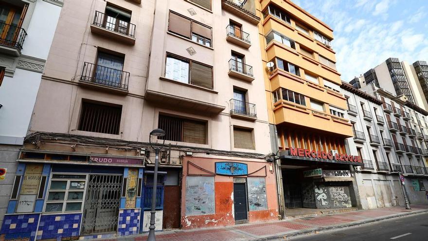 La calle del centro de Zaragoza con más locales cerrados que abiertos intenta volver a subir persianas