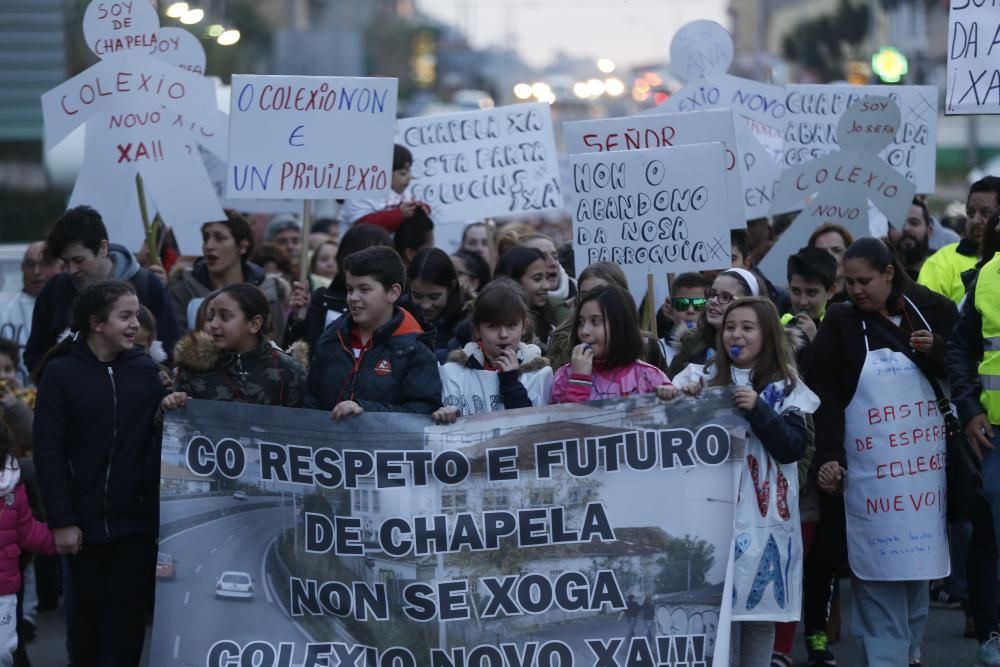 Dos mil vecinos secundan la marcha encabezada por niños y padres del CEIP Igrexa