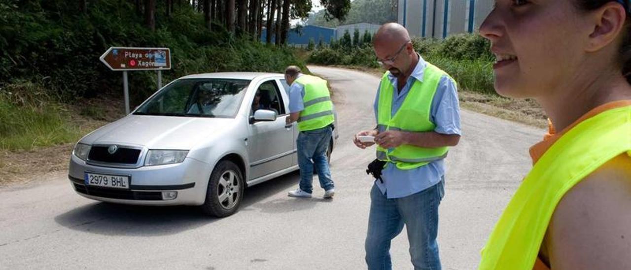 Varios trabajadores de la zona azul, el pasado verano, en Xagó.