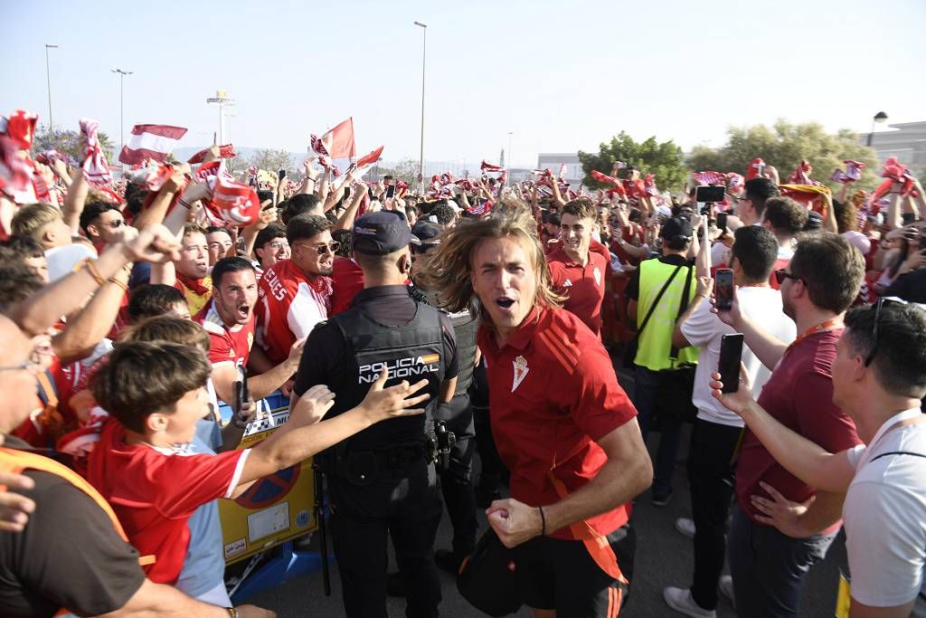 Recibimiento de la afición al Real Murcia antes del partido ante el Nástic