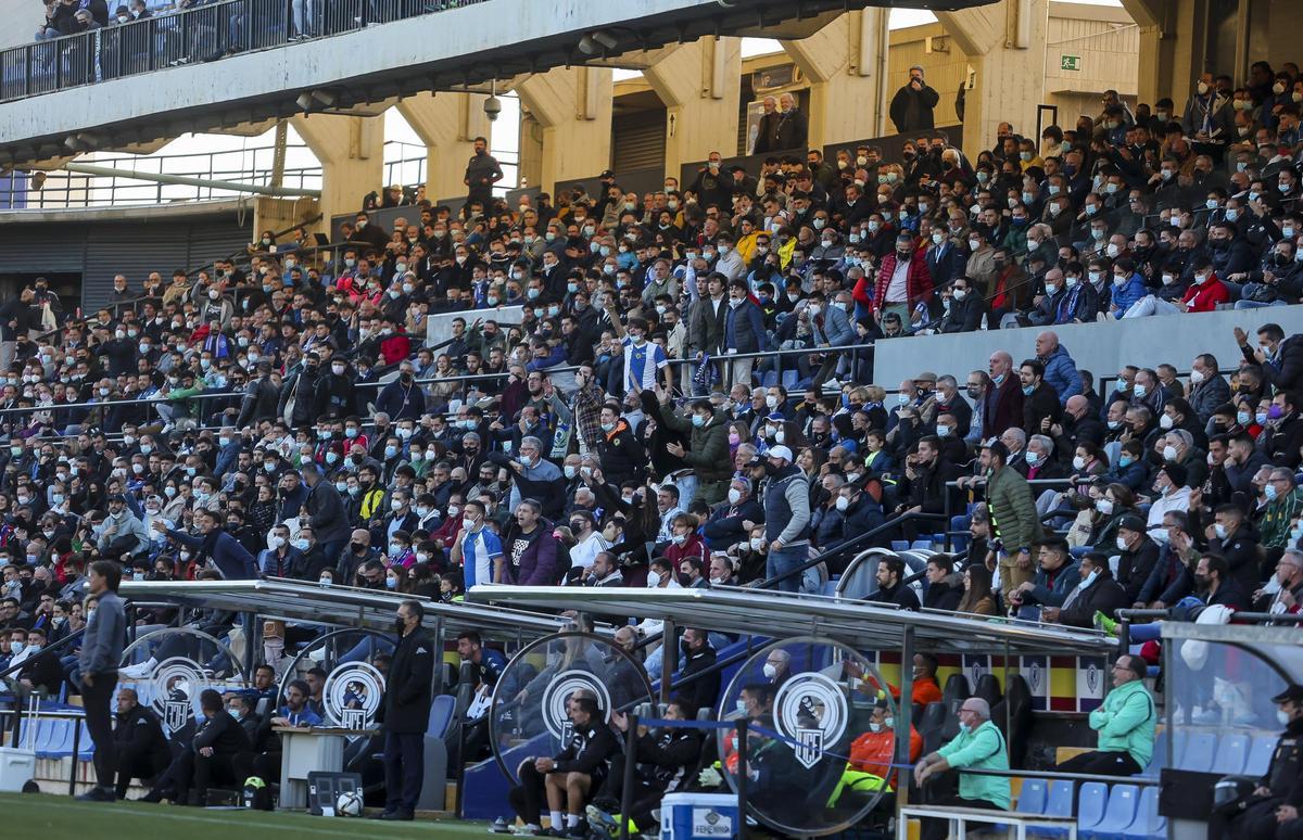 Aspecto de la tribuna del Rico Pérez en el derbi contra el Intercity jugado en 2022, en Segunda RFEF.