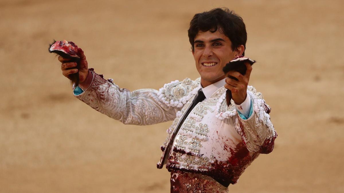 Álvaro Alarcón pasea dos orejas de uno de sus novillos, hoy en Las Ventas de Madrid.