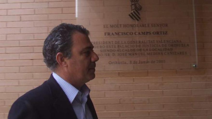 El empresario Rafael Gregory entra en los juzgados de Orihuela en julio de 2010.