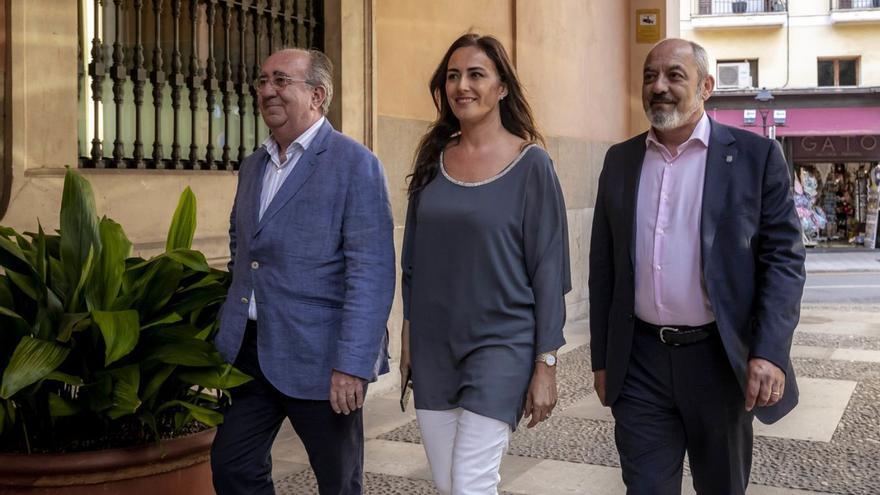 La portavoz de Vox, Idoia Ribas, junto a los diputados Agustín Buades y Sergio Rodríguez. | B.RAMON