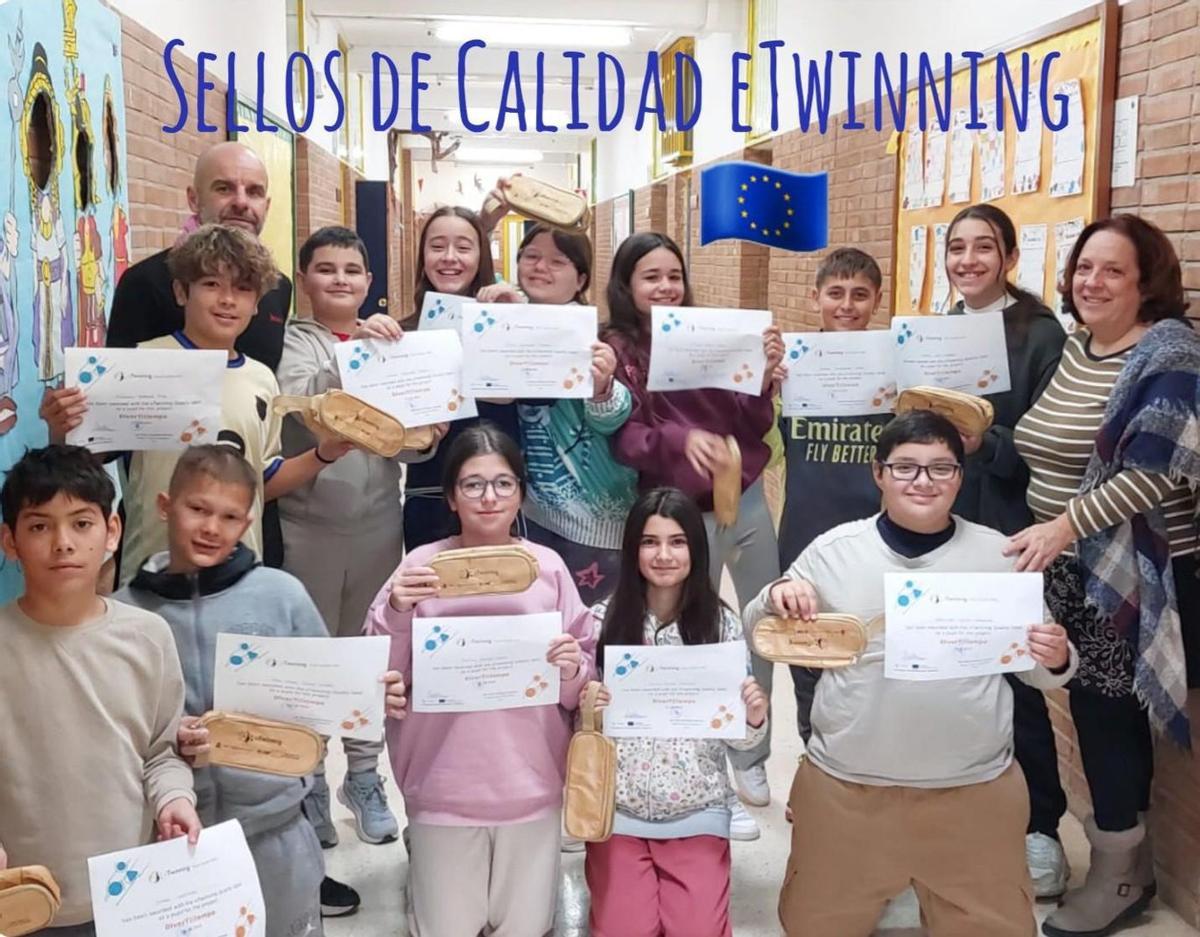 Alumnos con los diplomas y obsequios como reconocimiento a su participación en proyectos eTwinning.